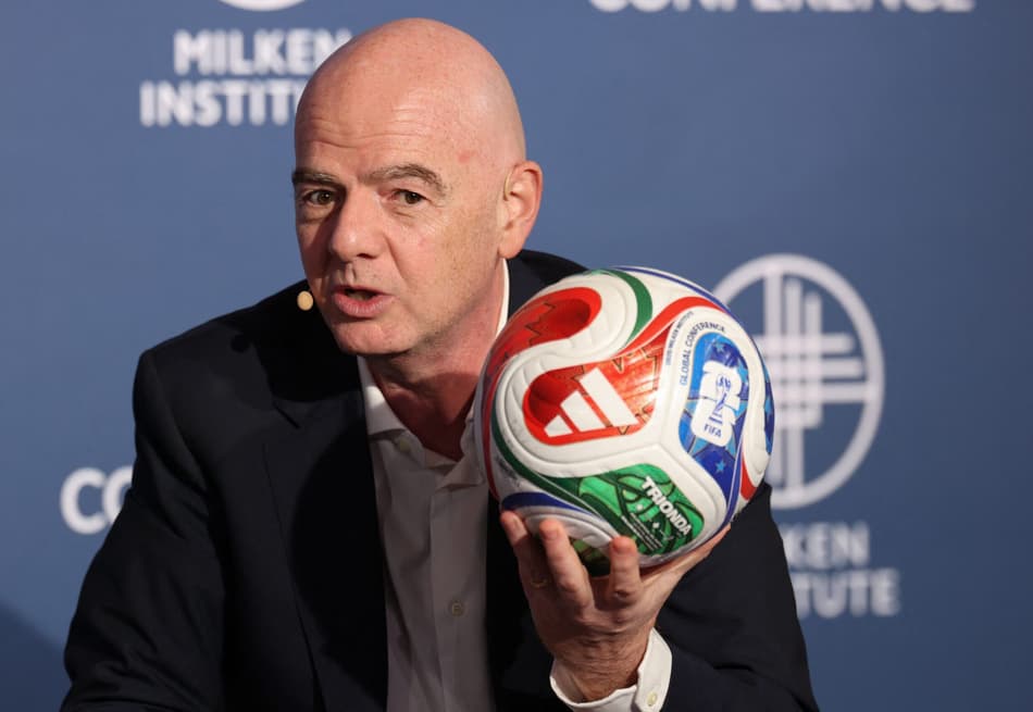 Gianni Infantino, presidente da FIFA, discursa na Conferência Global do Milken Institute em Beverly Hills, Califórnia. (Foto: Patrick T. Fallon/AFP)