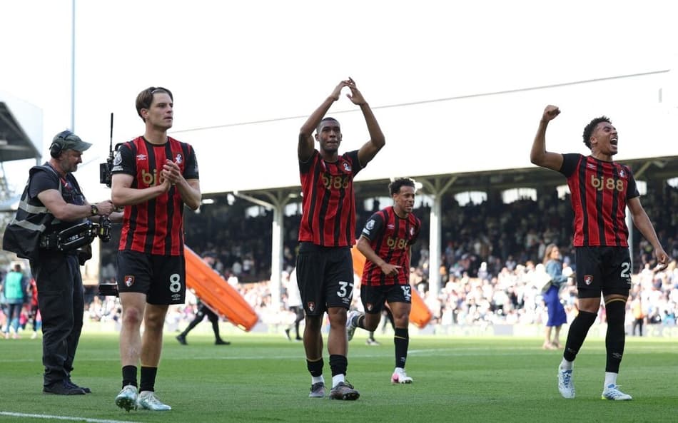 Rayan marcou o gol da vitória e celebrou com a torcida do Bournemouth. (Foto: Adrian Dennis/AFP)