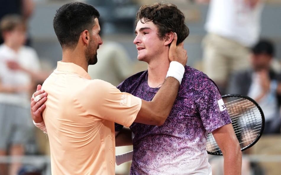Novak Djokovic parabeniza João Fonseca após a virada em Roland Garros (Foto: Dimitar DILKOFF / AFP)