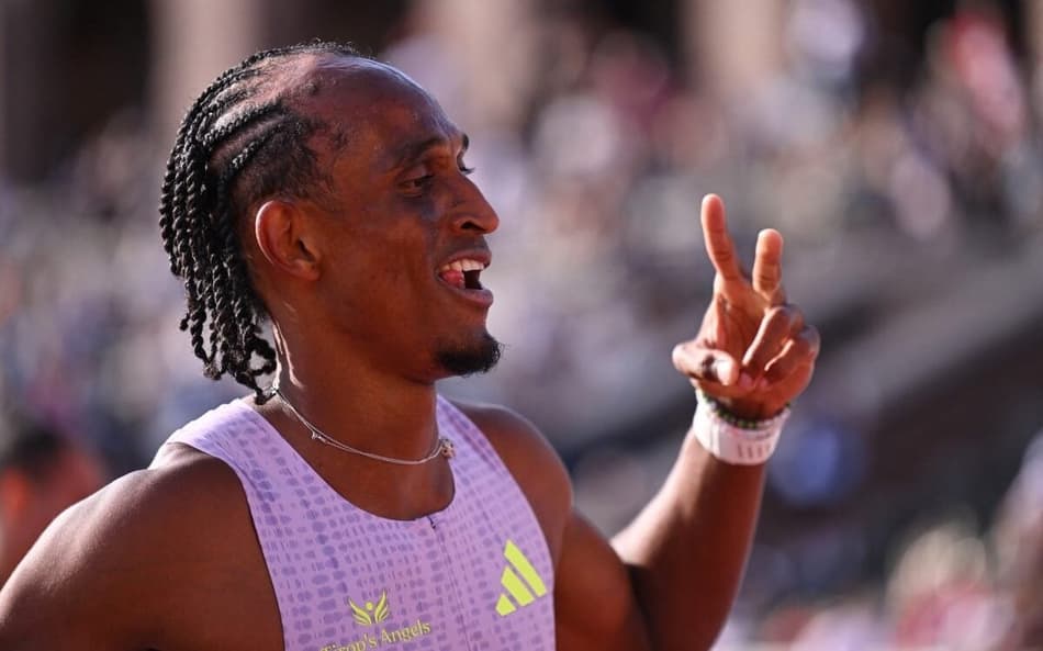 Alison dos Santos, o Piu, celebra mais uma vitória na Diamond League (Foto: Jonathan Nackstrand / AFP)