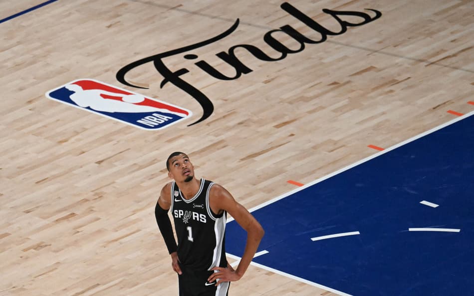 Wembanyama, dos Spurs, olha para o telão do Madison Square Garden no jogo 3 das finais da NBA (Foto: SAUL LOEB / AFP)