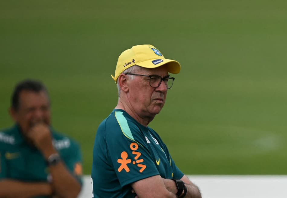 Ancelotti de braços cruzados no treino da Seleção