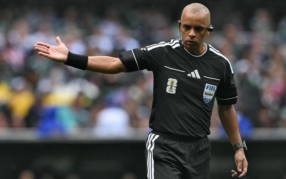 Wilton Pereira Sampaio é o primeiro árbitro brasileiro a comandar abertura de Copa do Mundo (Foto: Yuri CORTEZ / AFP)