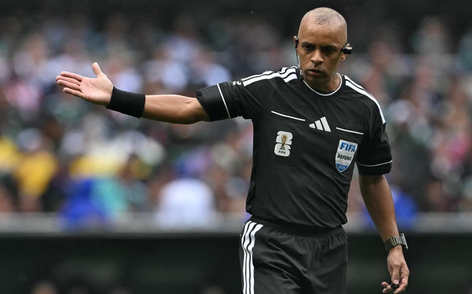 Wilton Pereira Sampaio é o primeiro árbitro brasileiro a comandar abertura de Copa do Mundo (Foto: Yuri CORTEZ / AFP)