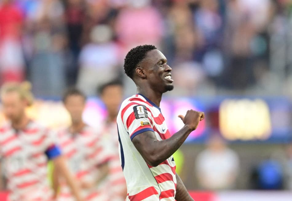 O atacante americano Folarin Balogun comemora o segundo gol contra o Paraguai na Copa do Mundo (Foto: Frederic J. Bwon / AFP)