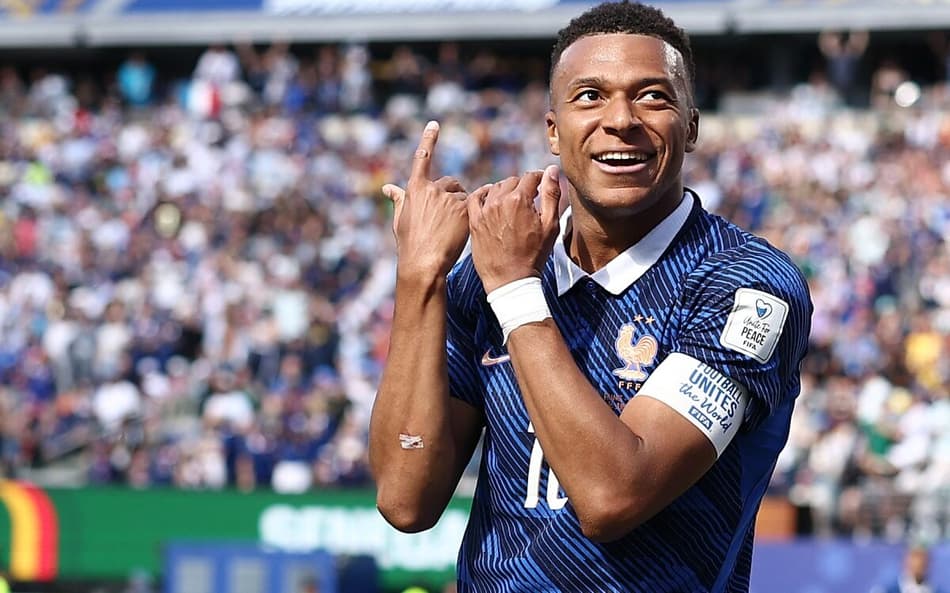 Kylian Mbappé comemora gol que abriu o placar para a França contra Senegal.
