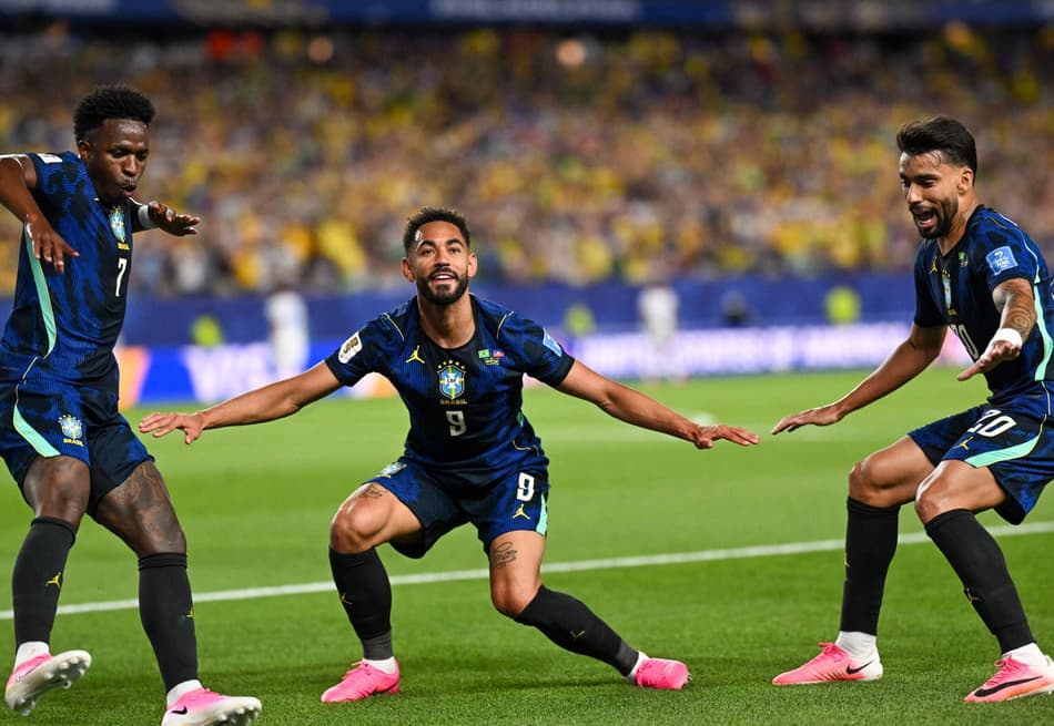 Matheus Cunha, Vini Jr e Lucas Paquetá comemorando o segundo gol do Brasil contra o Haiti (Foto: MAURO PIMENTEL / AFP)