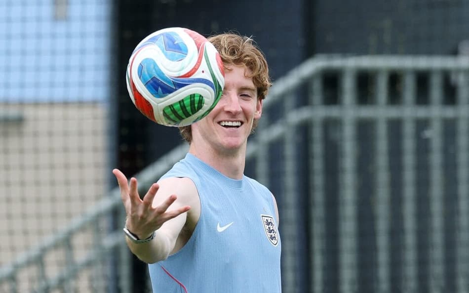 Inglês Anthony Gordon brinca com a bola na Copa do Mundo