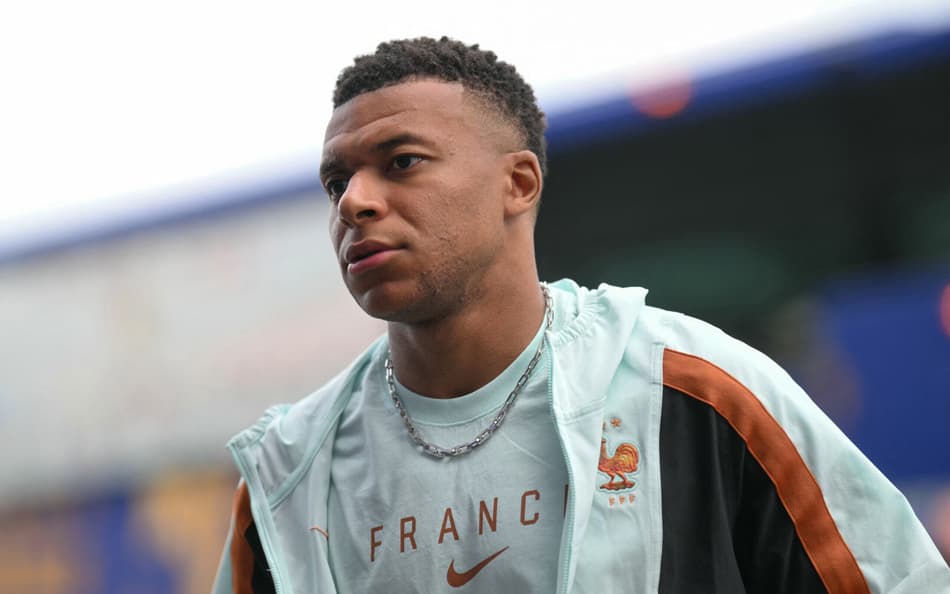 Mbappe utilizando jaqueta de viagem da França