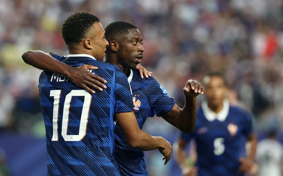 Mbappé comemora gol da França na Copa do Mundo com Dembélé (Foto: FRANCK FIFE / AFP)