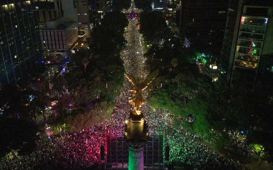 Milhares de torcedores se reuniram no entorno do Monumento a la Independencia, na Cidade do México