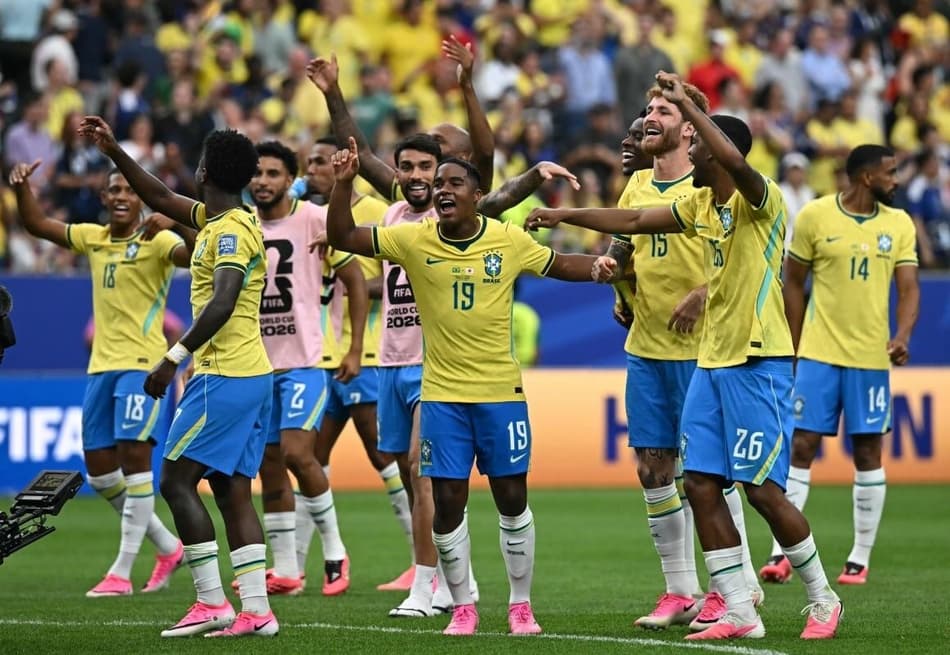Seleção Brasileira conquista sua primeira virada com Ancelotti, contra o Japão, por 2 a 1 (Foto: Paul ELLIS / AFP)