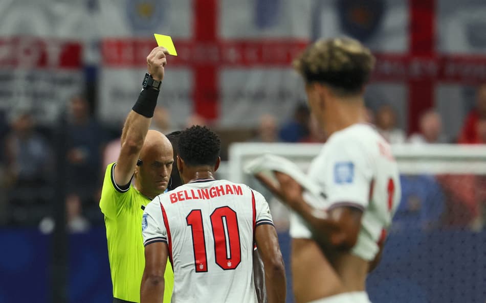 Jude Bellingham recebendo cartão amarelo durante a Copa do Mundo.