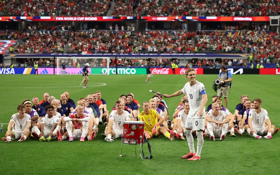 Martin Odegaard comandando a famosa "remada norueguesa" depois da partida de Copa do Mundo.