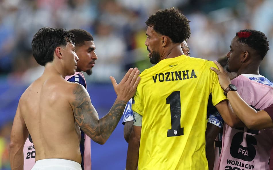Vozinha, goleiro de Cabo Verde, após a eliminação para a Argentina na Copa do Mundo.