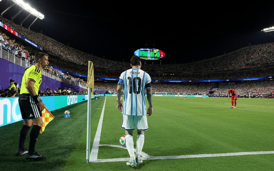 Messi em cobrança de escanteio contra a Suíça