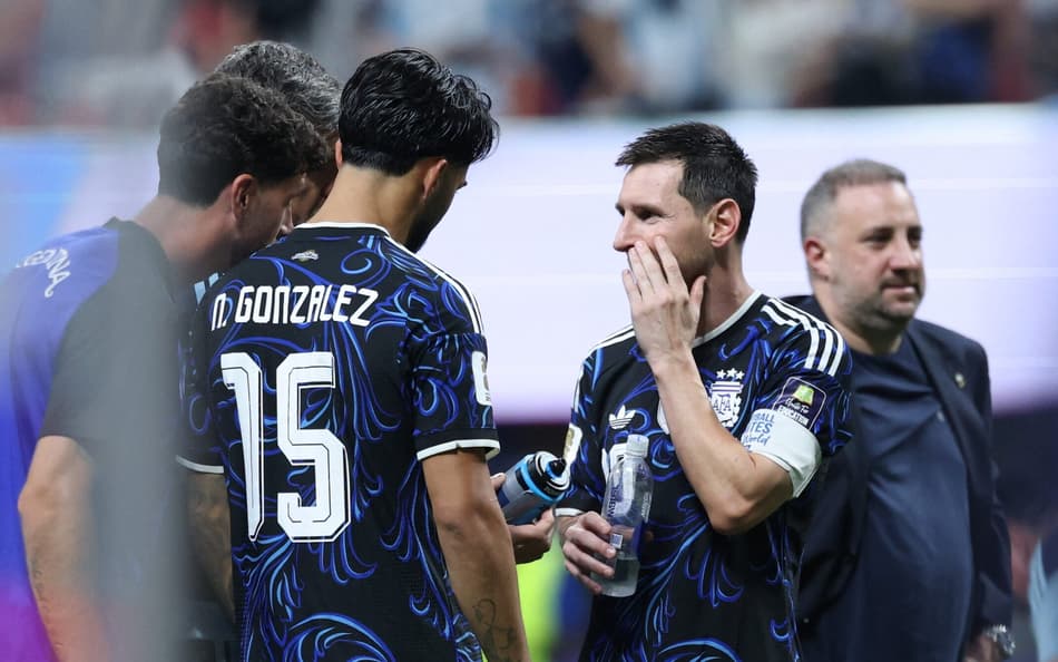 Messi e companheiro analisam a cola na garrafa do Pickford