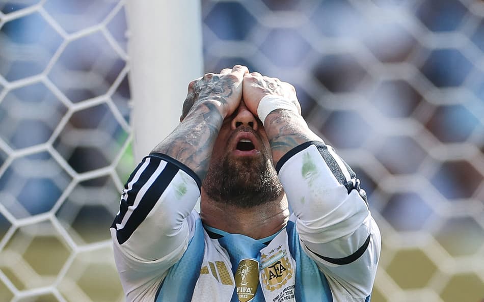 Nicolás Otamendi com as mãos no rosto durante a final da Copa do Mundo 2026