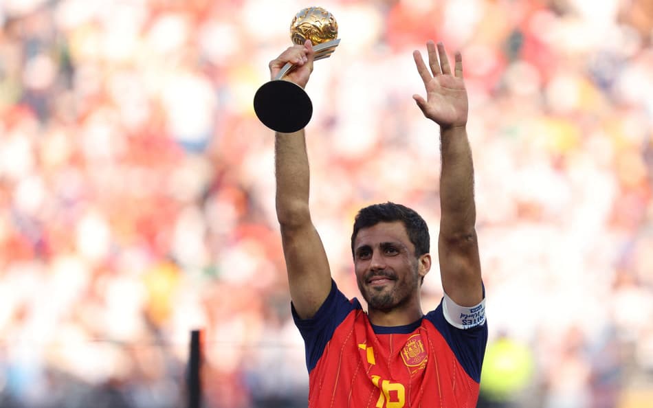 Rodri com o troféu de melhor jogador da Copa do Mundo de 2026.
