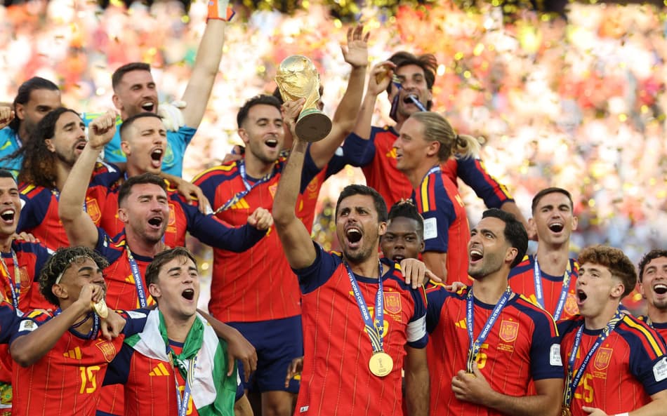 Rodri ao lado dos jogadores espanhóis comemorando a conquista da Copa do Mundo.