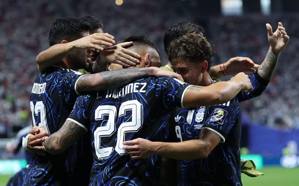 Jogadores da Argentina abraçados