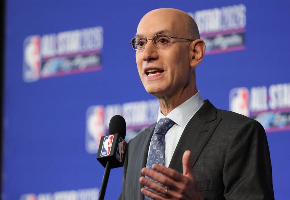 O comissário da NBA, Adam Silver, fala em coletiva durante o fim de semana do All-Star 2026 no Intuit Dome, em Inglewood, Califórnia, em 14 de fevereiro de 2026 (Foto: Ryan sirius sun/getty images via afp)