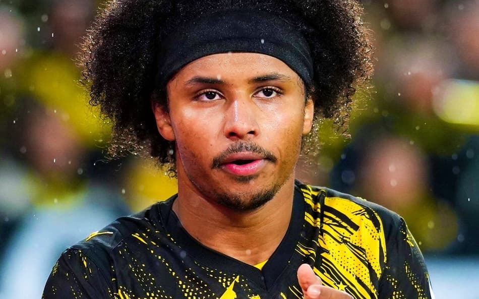 Adeyemi agradecendo aos torcedores em substituição no Borussia Dortmund
