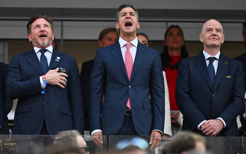 Alejandro Domínguez e Santiago Peña cantam hino do Paraguai ao lado de Gianni Infantino, presidente da Fifa