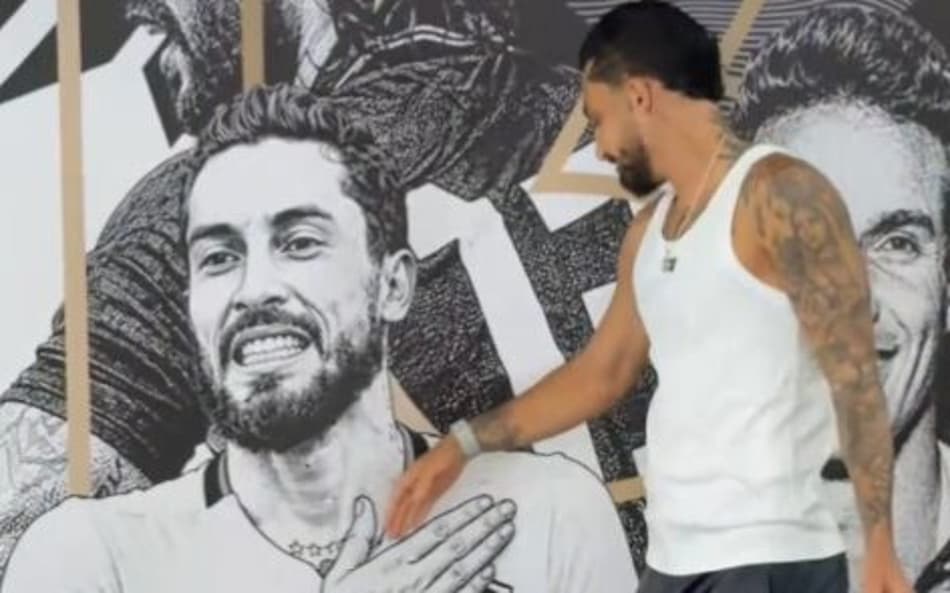 Alex Telles recebeu homenagem do Botafogo no Nilton Santos