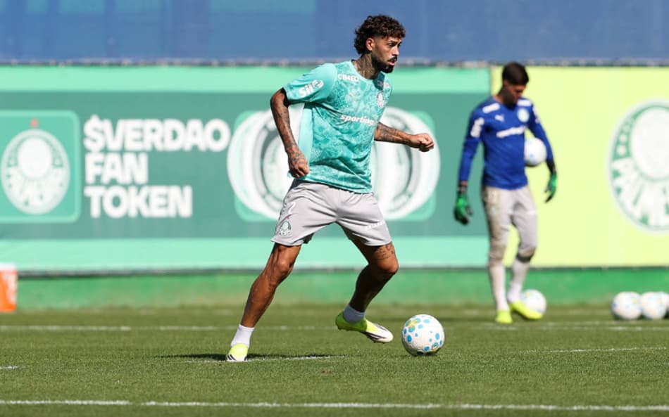 Alexander Barboza durante treino do Palmeiras