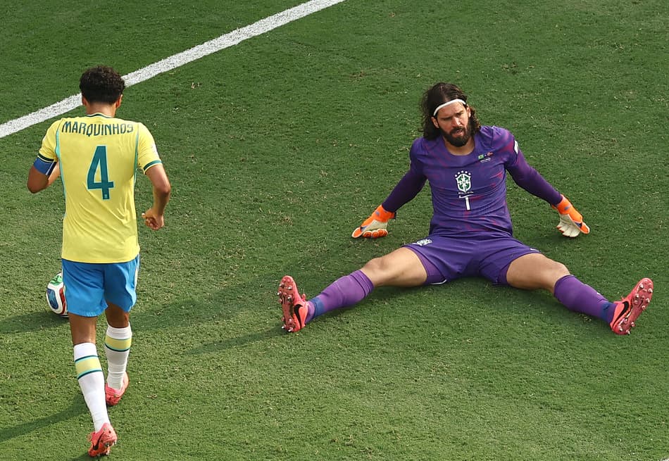 Alisson e Marquinhos, da Seleção Brasileira, lamentam segundo gol da Noruega pelas oitavas de final da Copa do Mundo (Foto: CHARLY TRIBALLEAU/AFP)