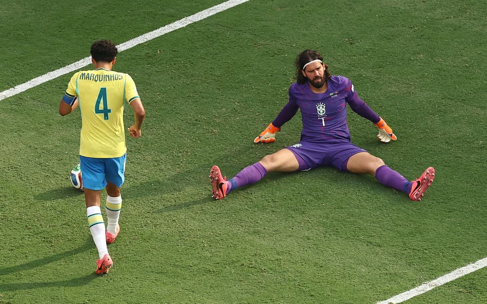 Alisson e Marquinhos, da Seleção Brasileira, lamentam segundo gol da Noruega pelas oitavas de final da Copa do Mundo