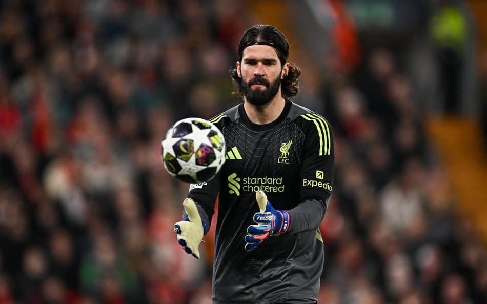 Alisson em ação durante jogo entre Liverpool e Galatasaray, pela Champions League