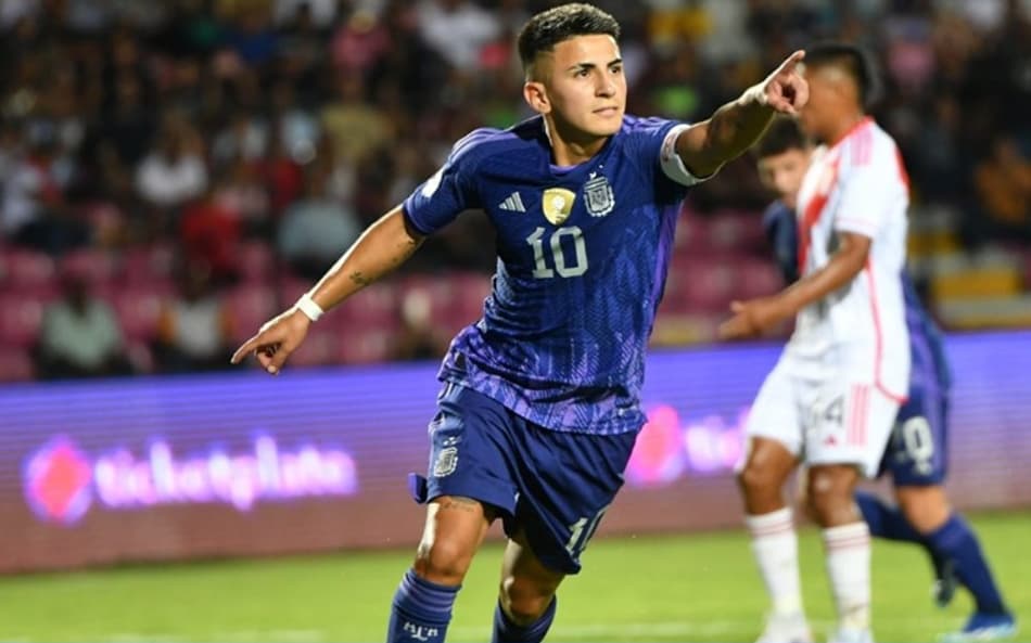 Almada comemora gol pela seleção argentina