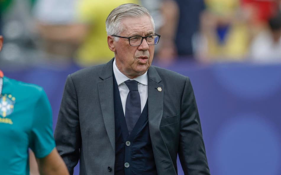 Ancelotti acompanha a partida entre Brasil x Noruega