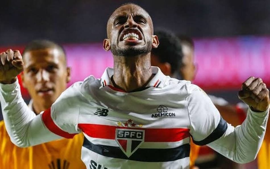 André Silva com a camisa do São Paulo