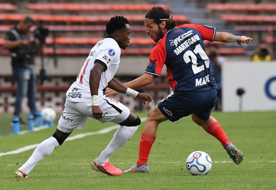 Andrés Gómez e Agustín Martegani disputam a bola em Vasco x Independiente Medellín pela Sul-Americana