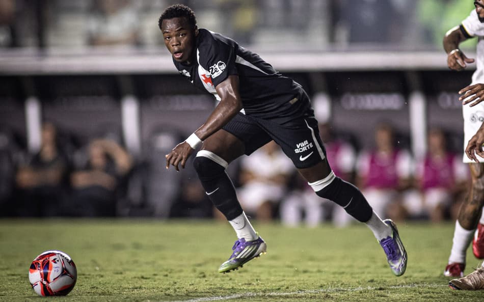 Andrés Gómez é perseguido por defensores do Volta Redonda em duelo do Carioca