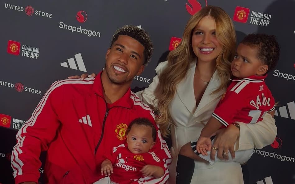 Andrey Santos com sua esposa Yngryd e seus dois filhos na apresentação no Manchester United