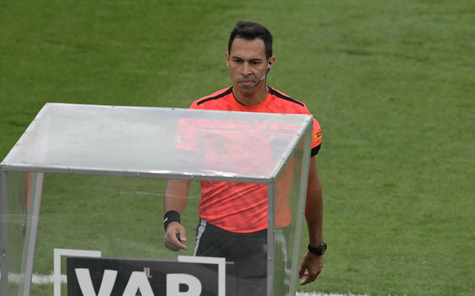 Árbitro da final da Libertadores entre Atlético-MG e Botafogo, Facundo Tello indo na direção da cabine do VAR