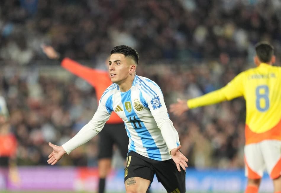 Almada comemora gol pela seleção argentina