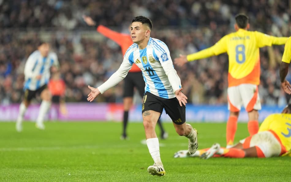 Almada comemora gol pela seleção argentina