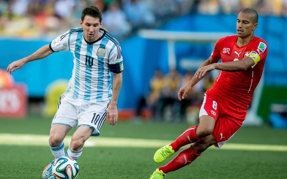 Os jogadores Messi e Gokhan Inler, durante a partida entre Argentina e Suíça