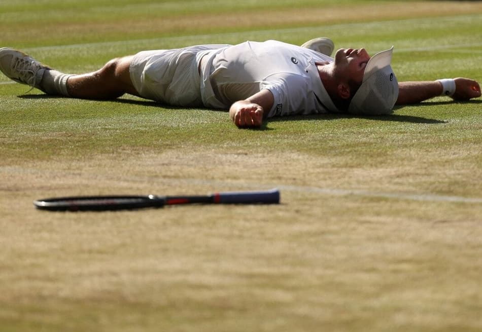 Arthur Fery deita na grama de Wimbledon após a vaga na semifinal