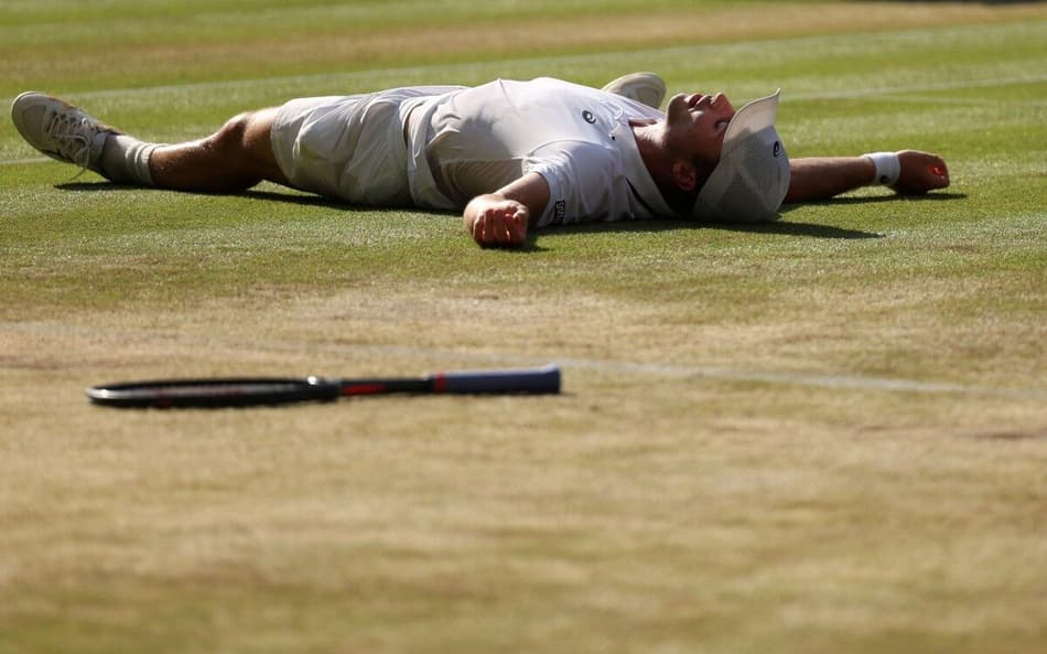 Arthur Fery deita na grama de Wimbledon após a vaga na semifinal