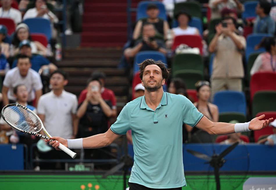 Arthur Rinderknech vence as quartas do Masters de Xangai 2025 (Foto: Hector Retamal/AFP)