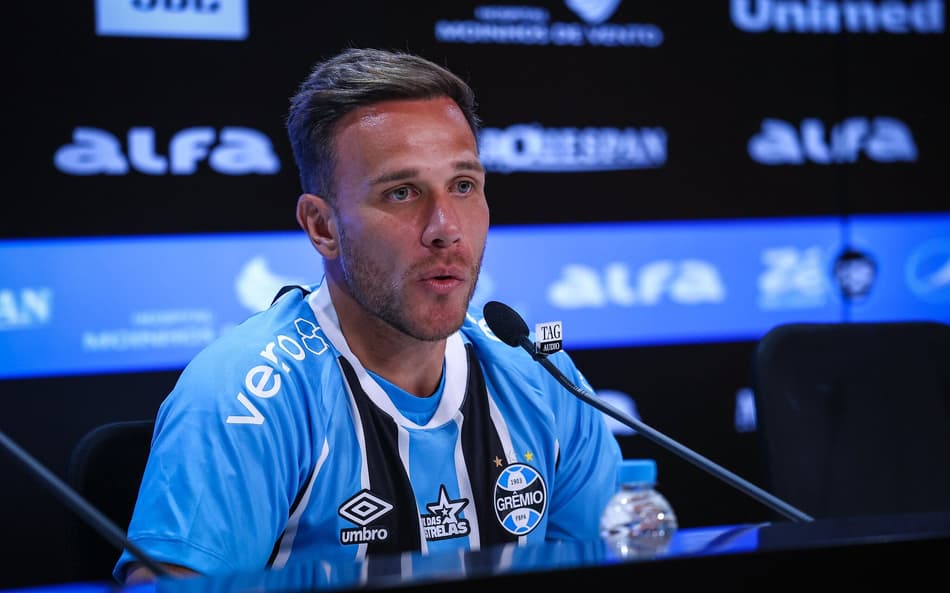 Arthur com a camisa do Grêmio