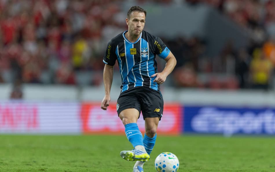 Arthur com a bola durante partida do Grêmio