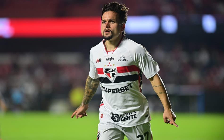 Artur comemora gol pelo São Paulo