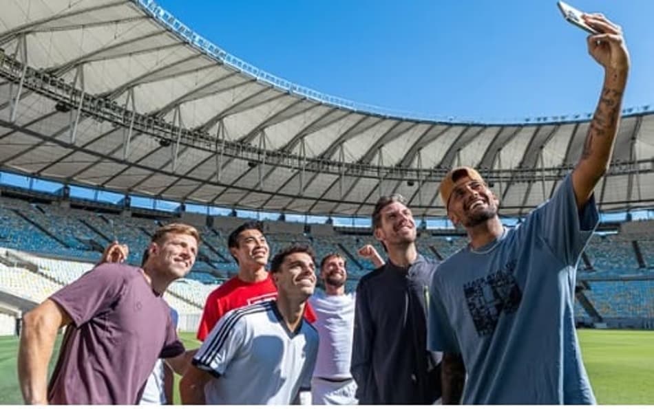 Australiano Nick Kyrgios faz selfie com outros estrangeiros no Maracanã, antes do UTS Rio